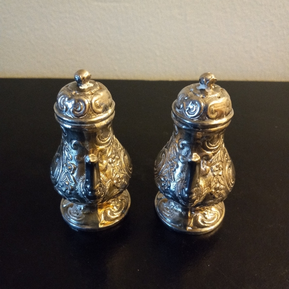 Vintage Teapot Salt & Peppee Shakers - Picture 2 of 6